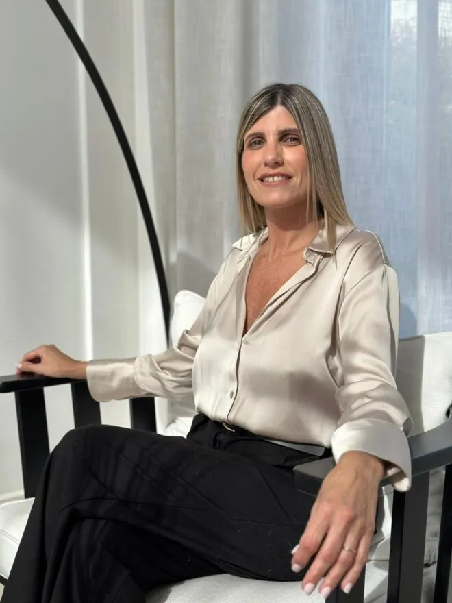 Dra. Romina Quadrini, abogada especialista en jubilaciones atendiendo clientes en CABA